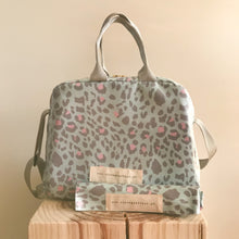 Load image into Gallery viewer, Lancheira M ANIMAL PRINT VERDE