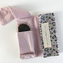 Load image into Gallery viewer, Bolsa para óculos ANIMAL PRINT CAQUI