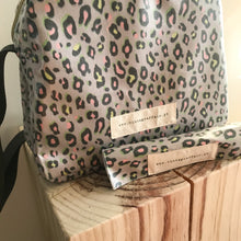 Load image into Gallery viewer, Lancheira M ANIMAL PRINT CAQUI