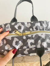 Load image into Gallery viewer, Lancheira M MANCHA CINZA