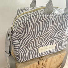 Load image into Gallery viewer, Lancheira M ZEBRA CINZA