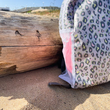 Load image into Gallery viewer, Mochila de rede ANIMAL PRINT CAQUI