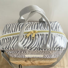 Load image into Gallery viewer, Lancheira M ZEBRA CINZA