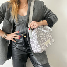 Load image into Gallery viewer, Lancheira M MANCHA CINZA CLARO