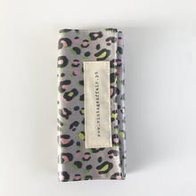 Load image into Gallery viewer, Bolsa para óculos ANIMAL PRINT CAQUI