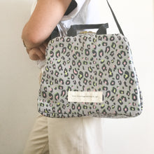 Load image into Gallery viewer, Lancheira M ANIMAL PRINT CAQUI