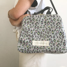 Load image into Gallery viewer, Lancheira M ANIMAL PRINT CAQUI