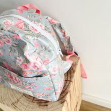 Load image into Gallery viewer, Mochila pequena FLORAL