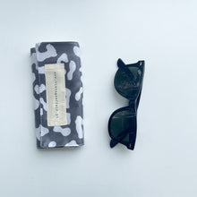 Load image into Gallery viewer, Bolsa para óculos MANCHA CINZA