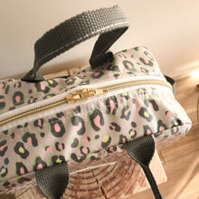 Load image into Gallery viewer, Lancheira M ANIMAL PRINT CAQUI