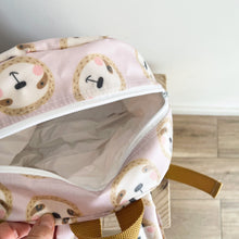 Load image into Gallery viewer, Mochila pequena PREGUIÇAS 🦥 ROSA