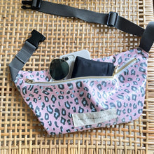 Load image into Gallery viewer, Bolsa de cintura ANIMAL PRINT rosa