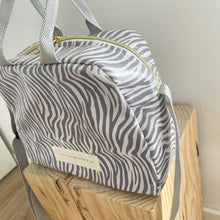 Load image into Gallery viewer, Lancheira M ZEBRA CINZA