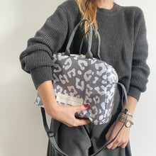 Load image into Gallery viewer, Lancheira M MANCHA CINZA