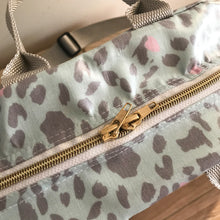 Load image into Gallery viewer, Lancheira M ANIMAL PRINT VERDE