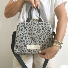 Load image into Gallery viewer, Lancheira M ANIMAL PRINT CAQUI