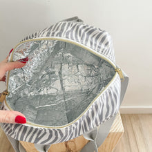Load image into Gallery viewer, Lancheira M ZEBRA CINZA