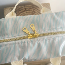 Load image into Gallery viewer, Lancheira M ZEBRA TURQUESA 💥 promo 💥