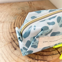 Load image into Gallery viewer, Necessaire pequeno LÉO AZUL