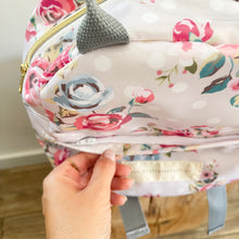 Load image into Gallery viewer, Mochila pequena FLORAL