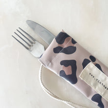 Load image into Gallery viewer, Bolsa para talheres LEOPARDO ESCURO