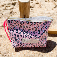 Load image into Gallery viewer, Bolsa plastificada XL ANIMAL PRINT ROSA