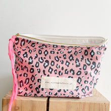 Load image into Gallery viewer, Bolsa plastificada XL ANIMAL PRINT ROSA