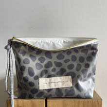 Load image into Gallery viewer, Bolsa plastificada XL OLIVE
