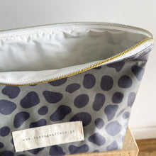 Load image into Gallery viewer, Bolsa plastificada XL OLIVE