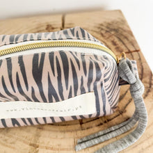Load image into Gallery viewer, Necessaire pequeno ZEBRA TAUPE