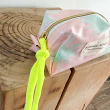 Load image into Gallery viewer, necessaire pequeno MINT PALMS