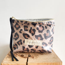 Load image into Gallery viewer, Bolsa térmica LEOPARDO ESCURO