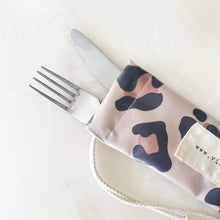 Load image into Gallery viewer, Bolsa para talheres LEOPARDO ESCURO