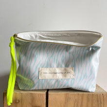 Load image into Gallery viewer, Bolsa plastificada XL ZEBRA TURQUESA