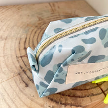 Load image into Gallery viewer, Necessaire pequeno LÉO AZUL