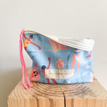 Load image into Gallery viewer, bolsa plastificada XL DAY AT THE POOL