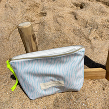 Load image into Gallery viewer, Bolsa plastificada XL ZEBRA TURQUESA