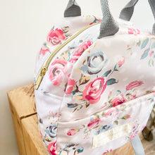 Load image into Gallery viewer, Mochila pequena FLORAL