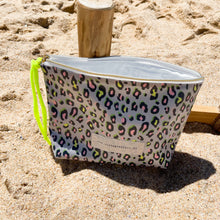 Load image into Gallery viewer, Bolsa plastificada XL ANIMAL PRINT CAQUI