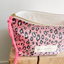 Load image into Gallery viewer, Bolsa plastificada XL ANIMAL PRINT ROSA