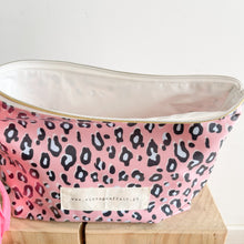 Load image into Gallery viewer, Bolsa plastificada XL ANIMAL PRINT ROSA