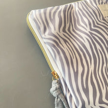 Load image into Gallery viewer, Capa para PC portátil ZEBRA CINZA