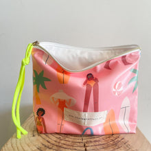 Load image into Gallery viewer, bolsa plastificada XL DAY AT THE BEACH