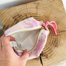 Load image into Gallery viewer, necessaire pequeno PINK PALMS
