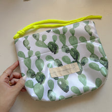 Load image into Gallery viewer, Bolsa xl plastificada com defeito tecido