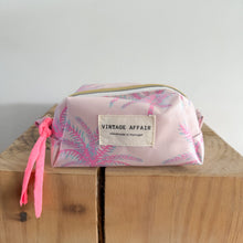 Load image into Gallery viewer, necessaire pequeno PINK PALMS