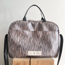 Load image into Gallery viewer, Mala computador ZEBRA TAUPE