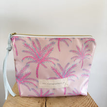 Load image into Gallery viewer, bolsa plastificada XL PINK PALMS