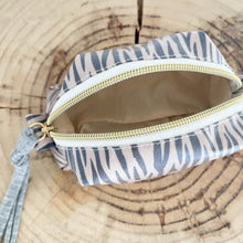 Load image into Gallery viewer, Necessaire pequeno ZEBRA TAUPE