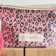Load image into Gallery viewer, Bolsa plastificada XL ANIMAL PRINT ROSA